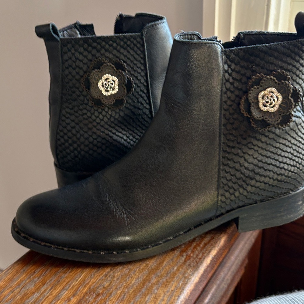 Elegant Black Ankle Boots with Floral Detail